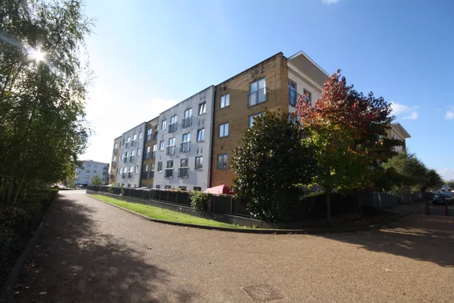 Taywood Road, Northolt, UB5, photo 1