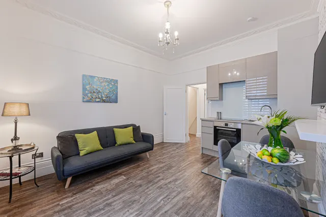 Photo 2 — Flat 2, 32 Denbigh Street, London