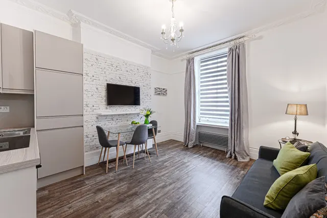Flat 2, 32 Denbigh Street, London, photo 1