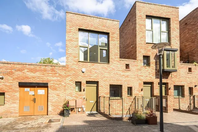 Edgewood Mews, London, N3, photo 1