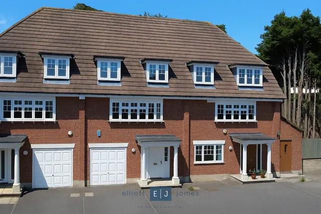 Swiss Cottage Place, Loughton, IG10, photo 1