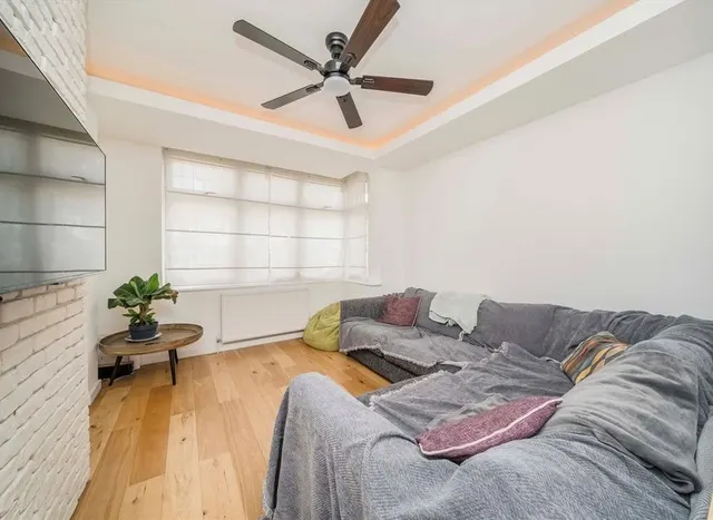 Photo 2 — Largewood Avenue, Surbiton, KT6