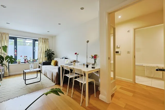 Larden Road, London, W3, photo 2