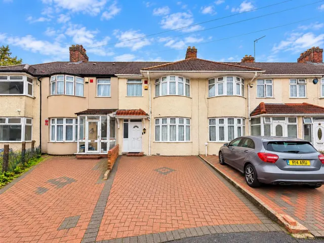 Terraced For SaleSt. Peters Road, Southall, UB1, photo 1