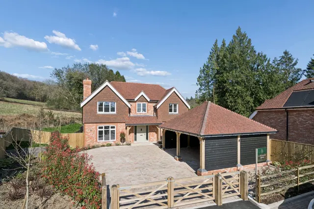 Critchmere Hill, Haslemere, Surrey, GU27 1LS, photo 1