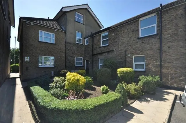 Richmond Crescent, Staines-upon-Thames, TW18, photo 1
