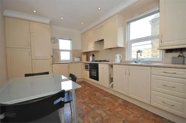Richmond Crescent, Staines-upon-Thames, TW18, photo 3