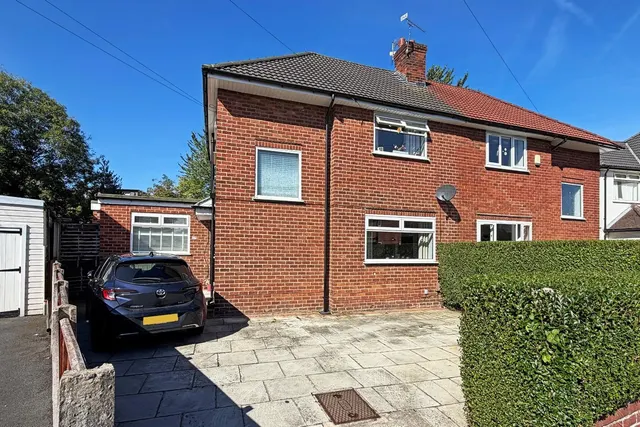 Ladybrook Avenue, Timperley WA15 6DT, photo 1