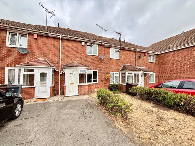 Photo 3 — Blossom Close, Dagenham, RM9 6YE