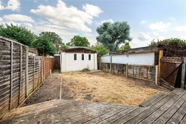 Stainash Crescent, Staines, TW18, photo 3