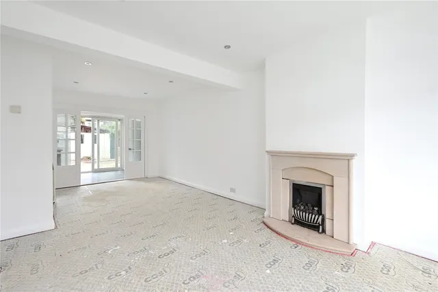 Stainash Crescent, Staines, TW18, photo 2