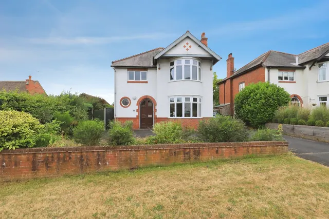 4 bedroom house — Stourbridge Road, Hagley, Stourbridge