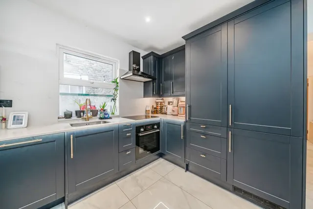 Grosvenor Road, W7, photo 3