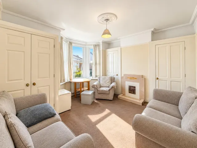Terraced To LetGrove Road, Hounslow, TW3, photo 2