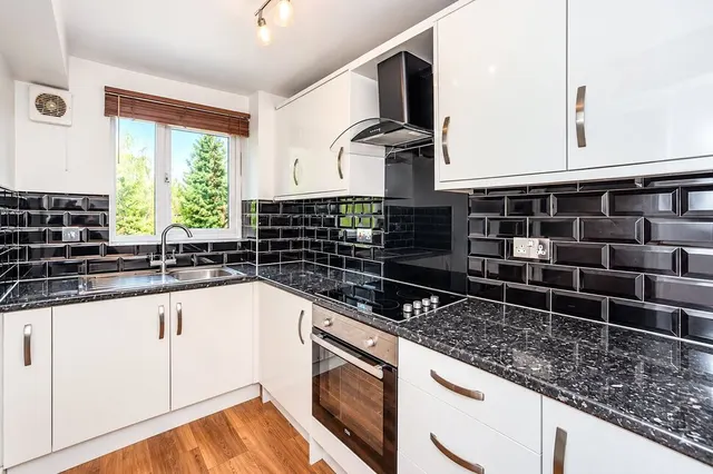 Bernard Ashley Drive, London, SE7, photo 2