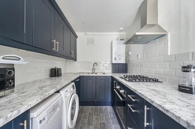 6 Berry Lane, London, photo 1