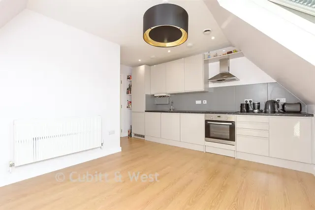 Challenge Court, Leatherhead, KT22, photo 2