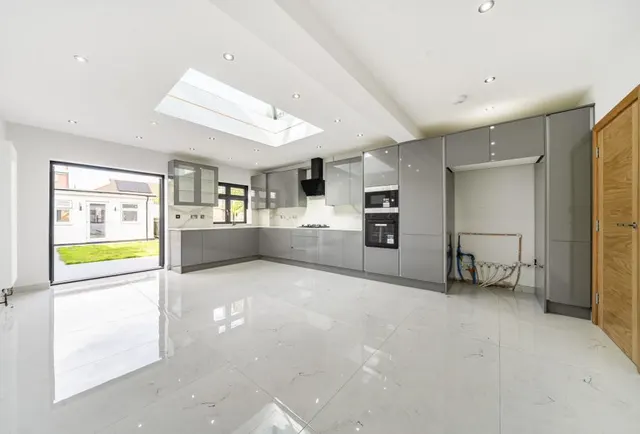 Gaston Road, Mitcham, CR4, photo 2