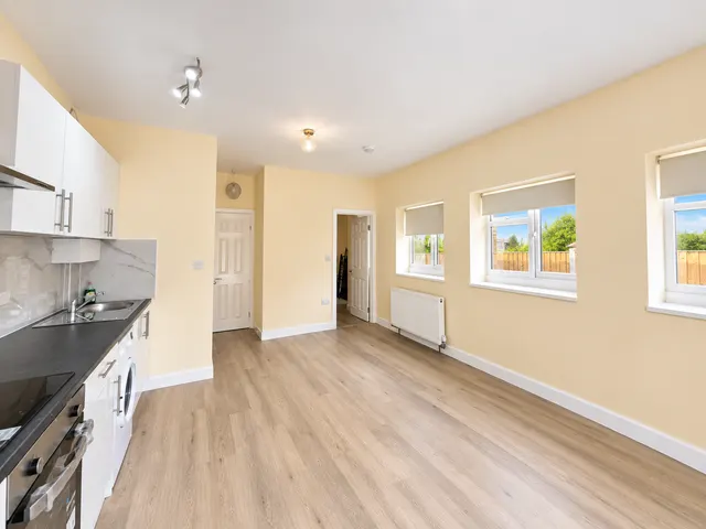 Gold Lane, Edgware, HA8, photo 2