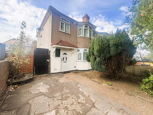 Hounslow Road, Hanworth, TW13, photo 1