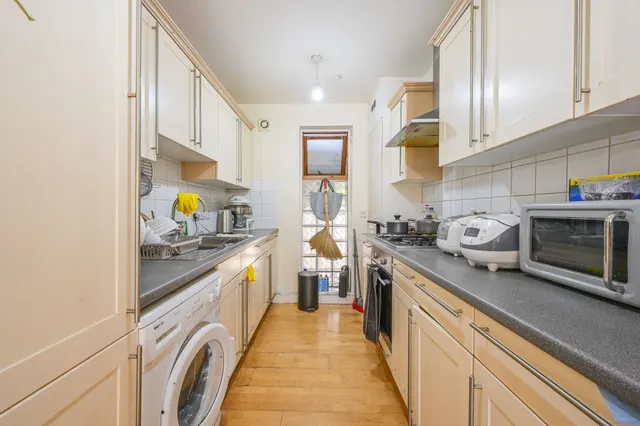 Photo 3 — Flat 10 Delta Building, 35 Ashton Street, London