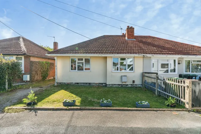 Warwick Road, Totton, Southampton, photo 1