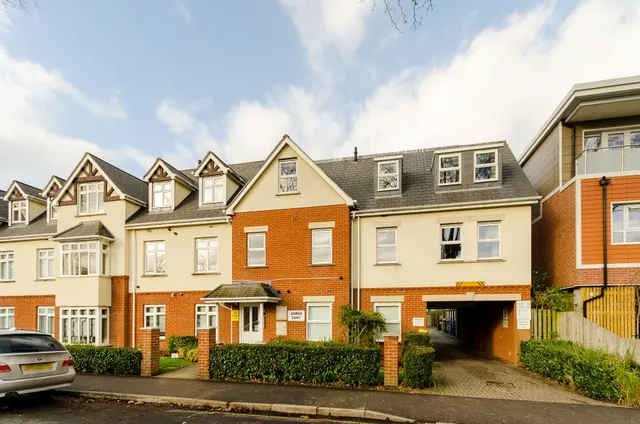 Woking, GU21, photo 1