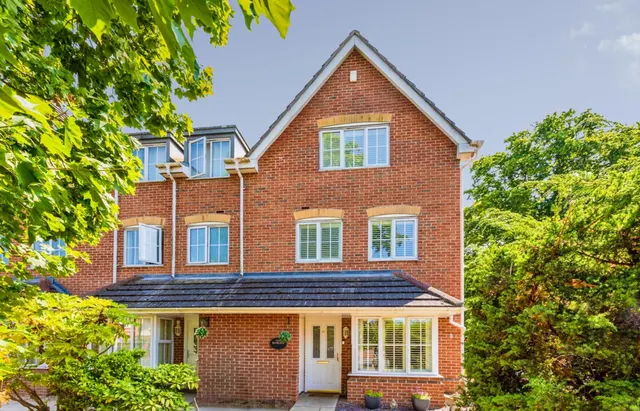 4 bedroom house, Crofthill Road, Slough, SL2