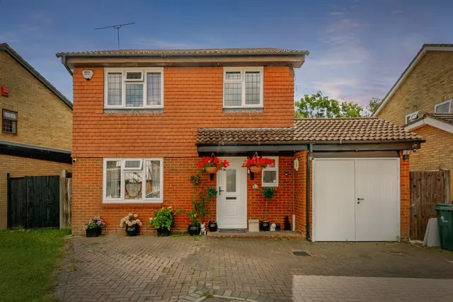 4 bedroom house — Ticehurst Close, Worth, Crawley