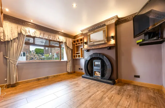 Stroud Close, Whelley, photo 3