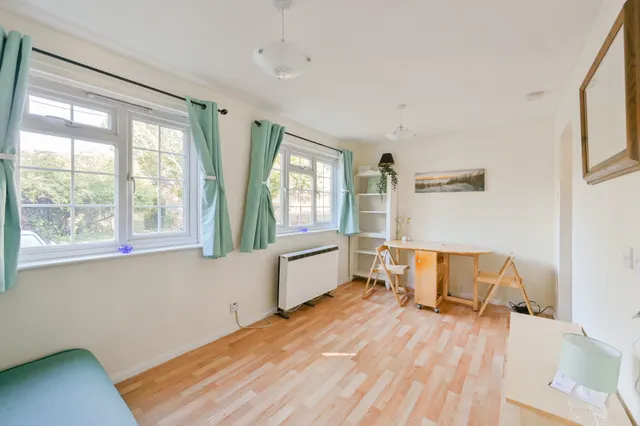 Photo 2 — 40 St Peters Close, College Gardens, London