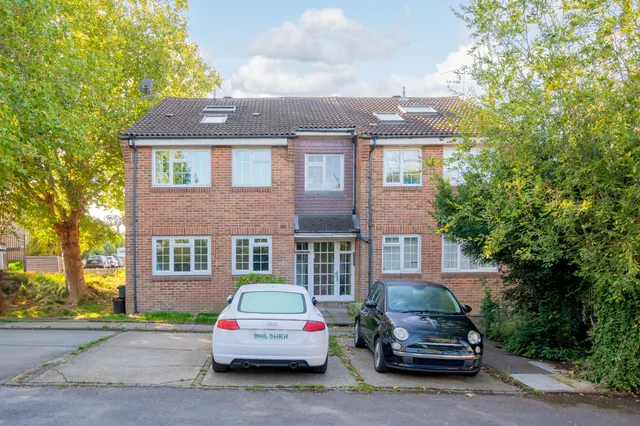 40 St Peters Close, College Gardens, London, photo 1