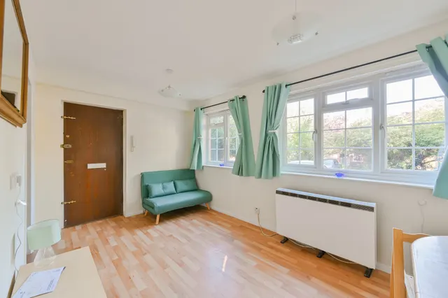 Photo 3 — 40 St Peters Close, College Gardens, London
