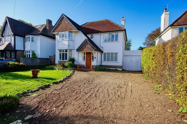 Newlands Avenue, Thames Ditton KT7 0HD, photo 1