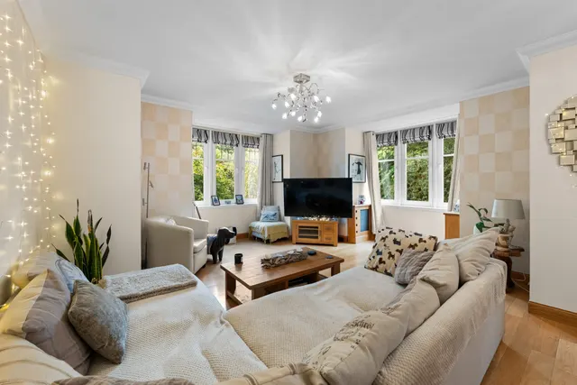 Whitecraigs Court, Giffnock, photo 3