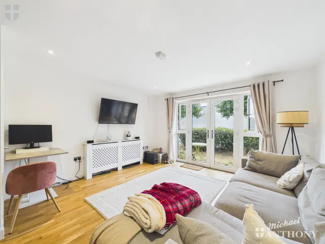 Photo 2 — Ainger Close, Aylesbury, HP19 8JW