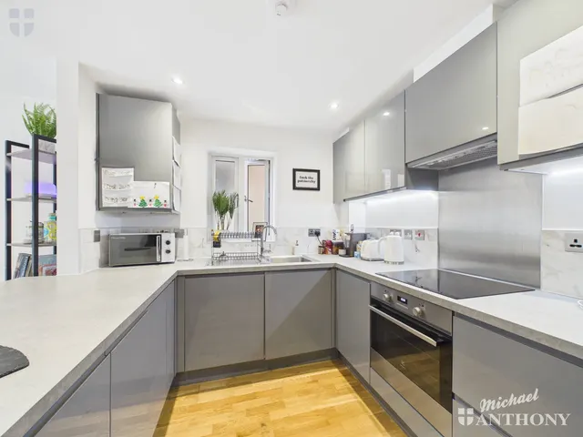Photo 3 — Ainger Close, Aylesbury, HP19 8JW