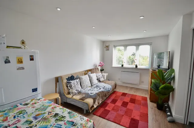 Sandown Road, Watford, photo 1