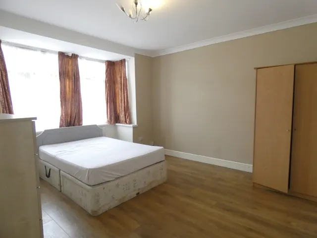 Photo 2 — Kings Avenue, Greenford, Greater London, Greater London, UB6 9DD