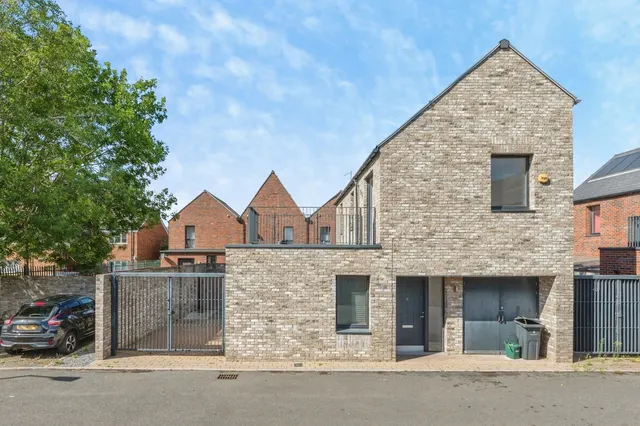 Queen Elizabeth Place, Tilbury, Essex, RM18, photo 1