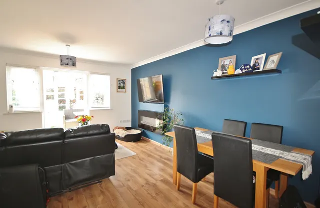 Chamberlain Close, Carterton, photo 2