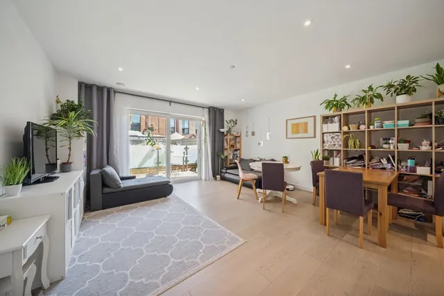 Lismore Boulevard, Colindale, photo 1