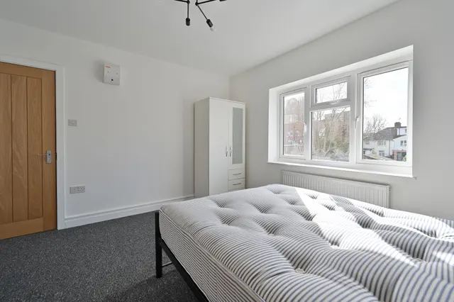 Photo 3 — Room 3, 499 Whippendell Road, Watford