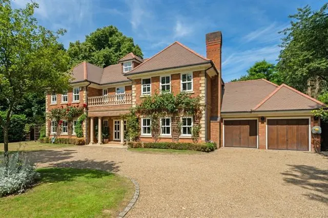 Portsmouth Road, Cobham, photo 1