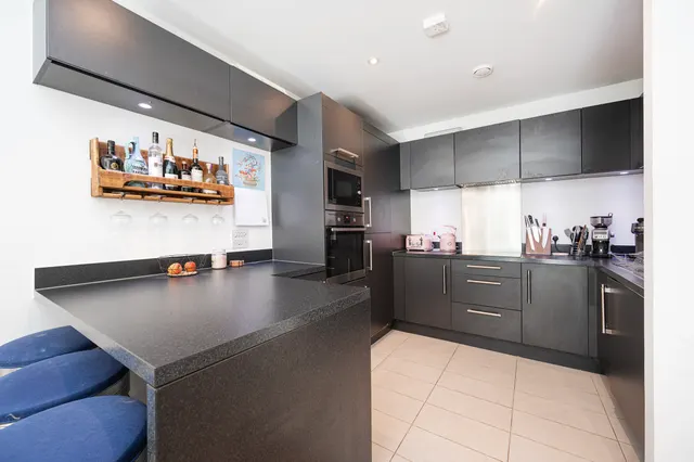 Photo 2 — 18 Graciosa Court, 176 Harford Street, London