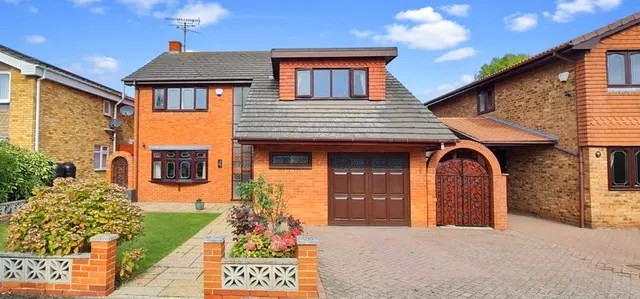Roseberry Avenue, Langdon Hills, Basildon, Essex, SS16 6BJ, photo 1
