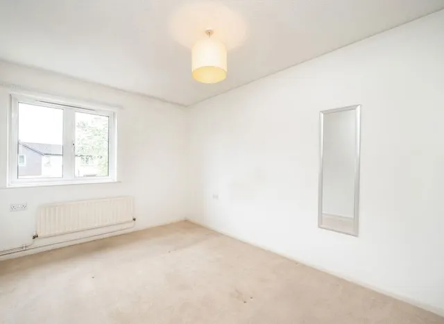 Photo 3 — Ivybridge Close, Twickenham, TW1