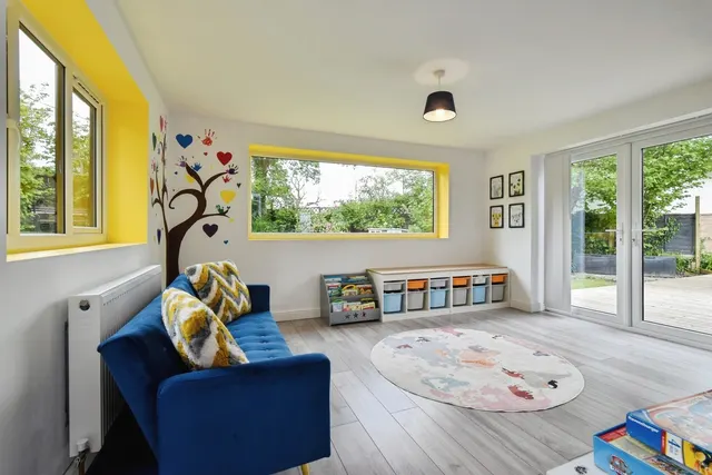Llys Y Deri, Hopkinstown, SA18, photo 3