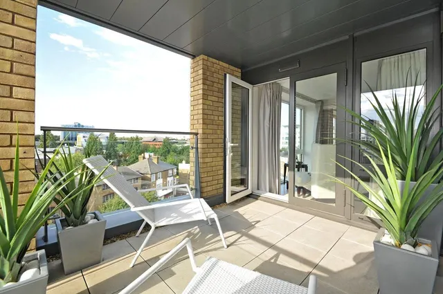 Kew Bridge Road, Brentford, TW8, photo 1