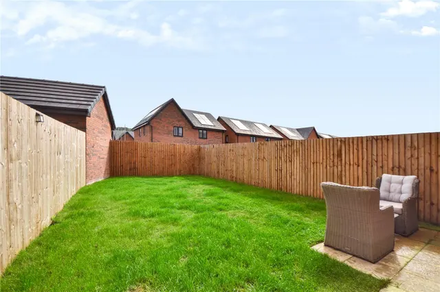 Rees Crescent, Shaw, OL2, photo 2
